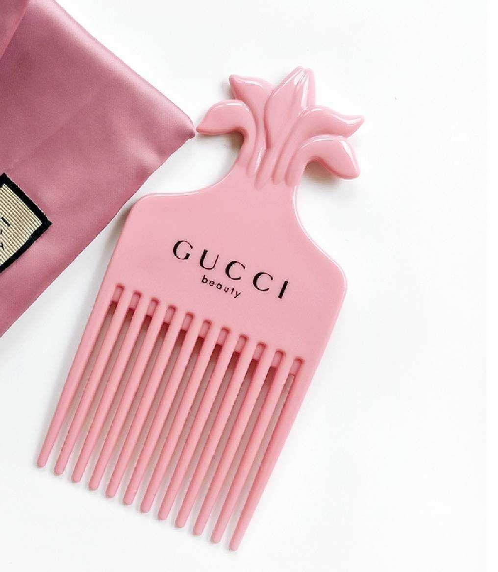ALLSALESHOP94's tweet photo. Pre Order  - Gucci Beauty Comb &amp; Floral Pouch Case  ราคา 450 รวมส่ง

🎯 รอของ 30-40 วัน 

** มีเฉพาะหวี+กระเป๋านะคะ 

หวีปักผมสีชมพูหวานมาพร้อมกระเป๋าพอชสีชมพู ข้างในมีลวดลายFloral ตัวหวีไซส์14x7.6cm ส่วนกระเป๋าผ้าซาตินสวยลื่นใหญ่กว่าหวีนิดหนึ่ง 

- สนใจเมนชั่นใต้ข้อความเลยค่ะ - https://t.co/pB0YhkH8Zf