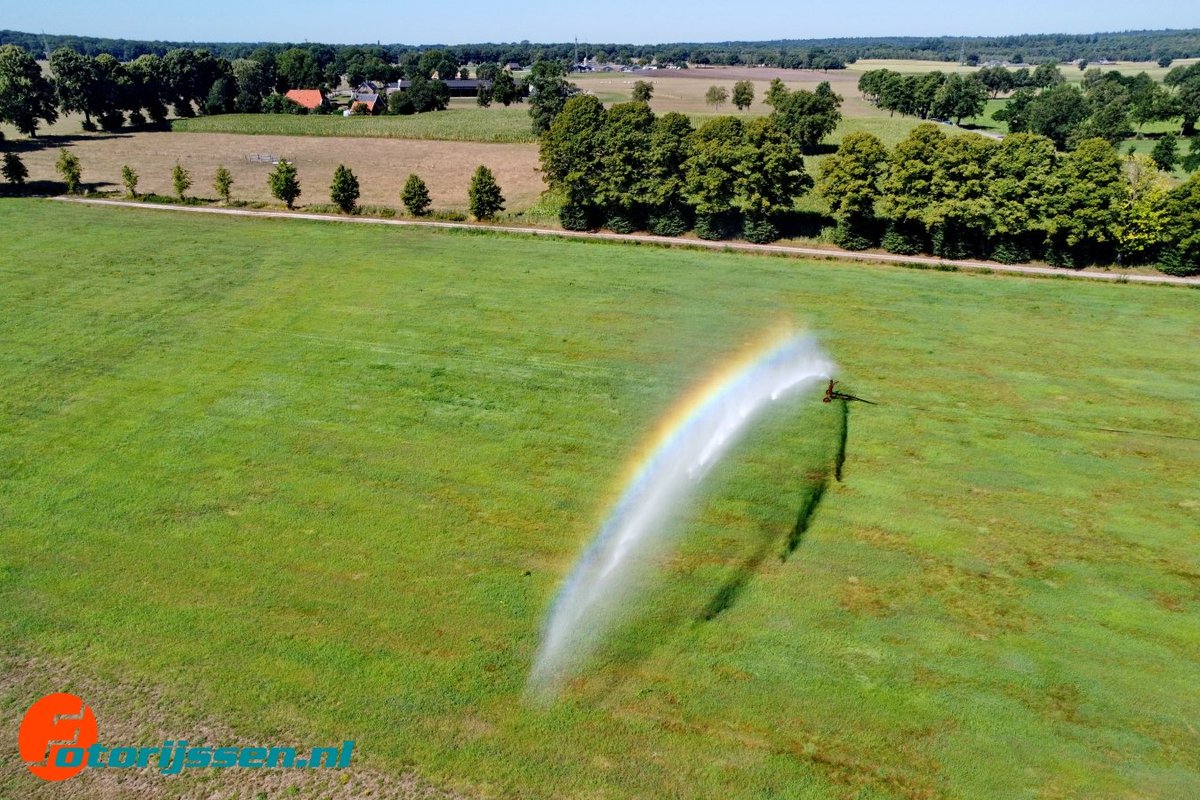Grasland beregenen aan de Drostendijk in #Rijssen
#droogte #sproeien #water #rijssen #sproeier #watertekort