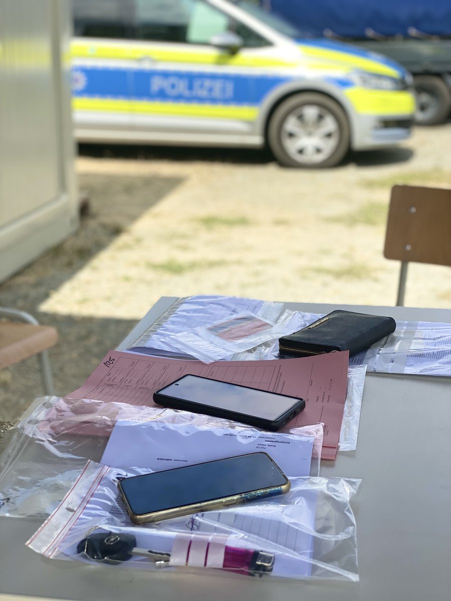 Polizei_Thuer's tweet image. Abholung von Fundsachen bei #SMS2022

Bei uns sind schon einige Handys, Portemonnaies, Ausweise usw. abgegeben worden.

Wenn ihr etwas vermisst, kommt einfach vorbei. Ihr findet unsere Polizeiwache am Anfang des Wetteraweges.

#SMSXXIV