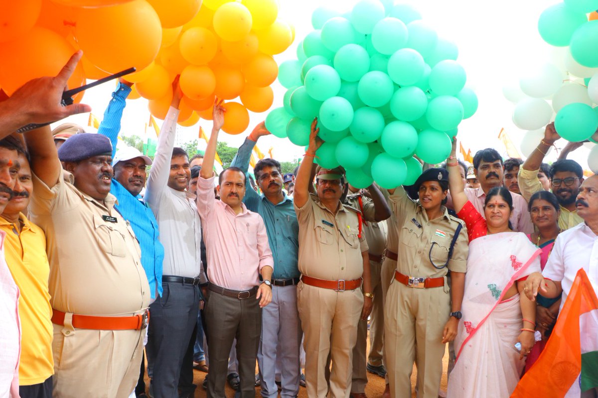 siddipetcp's tweet photo. On the Eve of #SwathanthraBharathaVajrothsavalu Conducted freedom rally from #siddipet Ambedkar statue to Govt Degree collage ground, 500+ police have participated in the event making it a grand success and dedicating themselves in #ServiceOfNation.
#SiddipetCommissioneratePolice https://t.co/rFWKE35zzi
