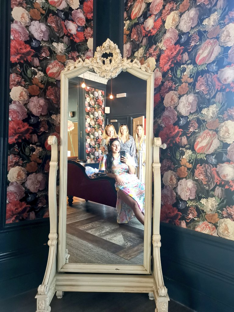DominiqueDeol's tweet photo. Laura's hen do in Bath #hensinthetub https://t.co/TweV1Ppsul