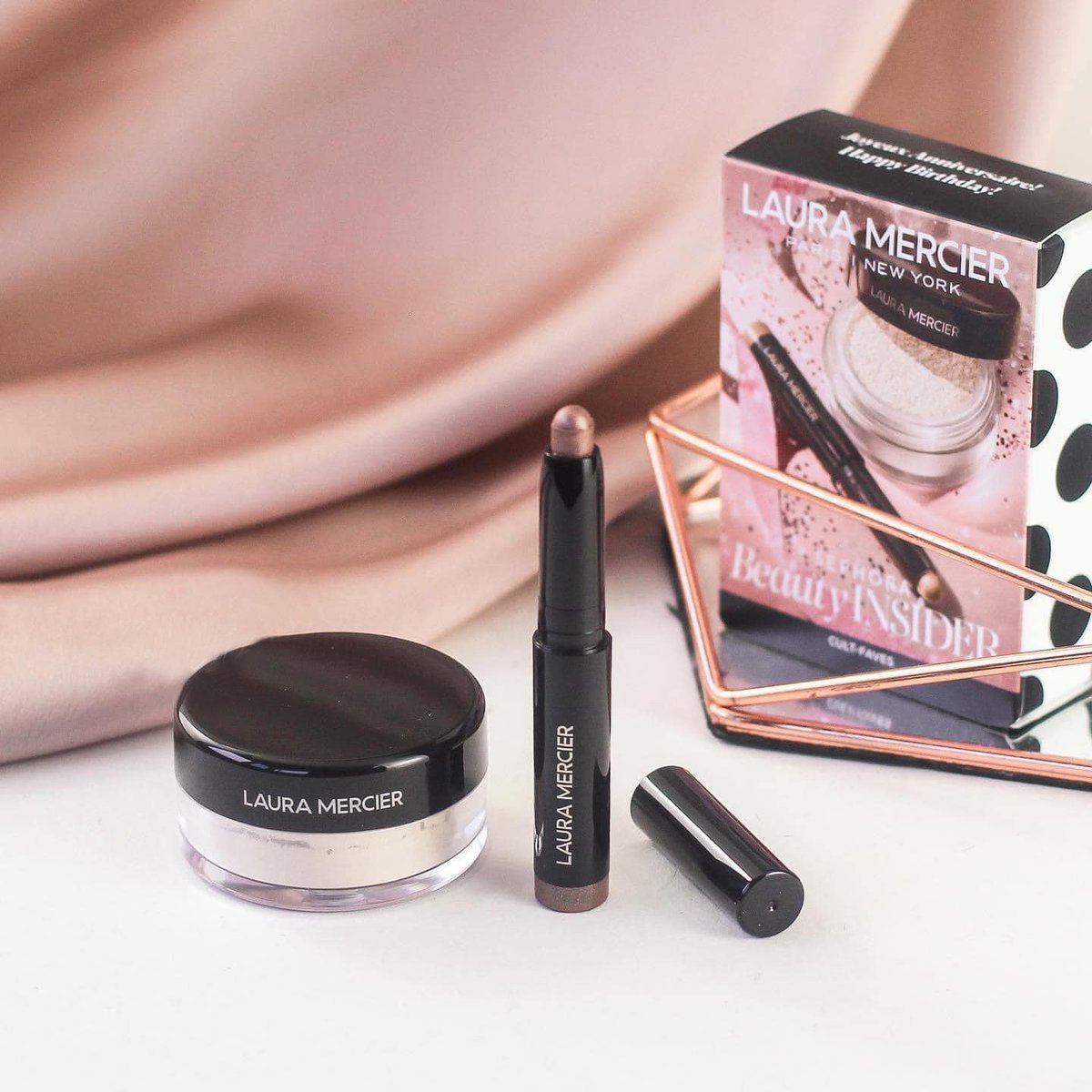 ALLSALESHOP94's tweet photo. พร้อมส่ง Laura Mercier Sephora Birthday Gift  
💰ราคา 590 ฟรีค่าส่ง

ชุด The Best !! คุ้มมาก
☘️  Laura Mercier Translucent Loose Setting Powder 5g.  
 
☘️ Laura Mercier Caviar Stick Eye Colour 1g สี Strapless

#ชี้เป้าโปรถูก #ชี้เป้าของถูก #ส่งต่อเครื่องสําอาง https://t.co/CjXKfXVN04