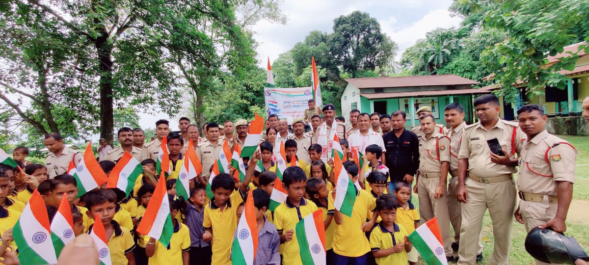 PKKakati5's tweet photo. Distribution of Tiranga at school
#AzadiKaAmritMahotsav
#HarGharTiranga
#HarGharTirangaAssam
@PMOIndia
@HMOIndia
@MinOfCultureGol
@CMOfficeAssam
@himantabiswa
@DGPAssamPolice
@assampolice
@20THAPIRBN https://t.co/oeIs2Oin1e