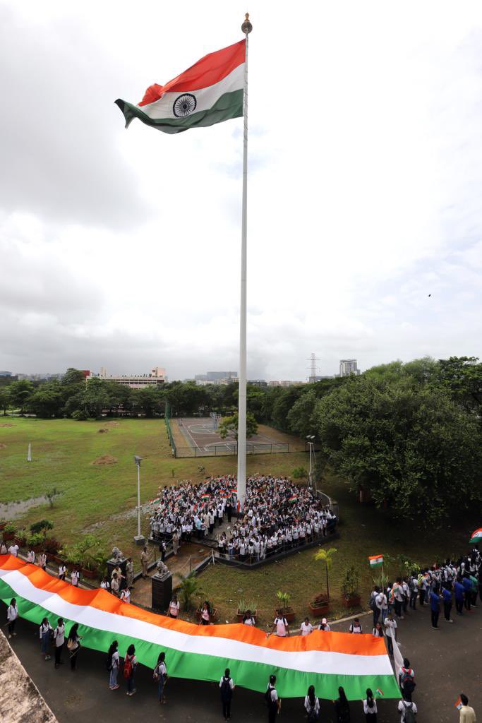 Uni_Mumbai's tweet photo. स्वातंत्र्याच्या अमृत महोत्सवानिमित्त मुंबई विद्यापीठाच्या विद्यानगरी परिसरात आज सकाळी ११ वाजता भव्य तिरंगा पदयात्रा काढण्यात आली. 
३२० फूट लांब आणि ९ फूट रुंद आकाराच्या भव्य तिरंग्याने सर्वांचे लक्ष आकर्षित केले. #AmritMahotsav  #स्वातंत्र्याचाअमृतमहोत्सव #HarGharTiranga https://t.co/Xa9l6GbmK7