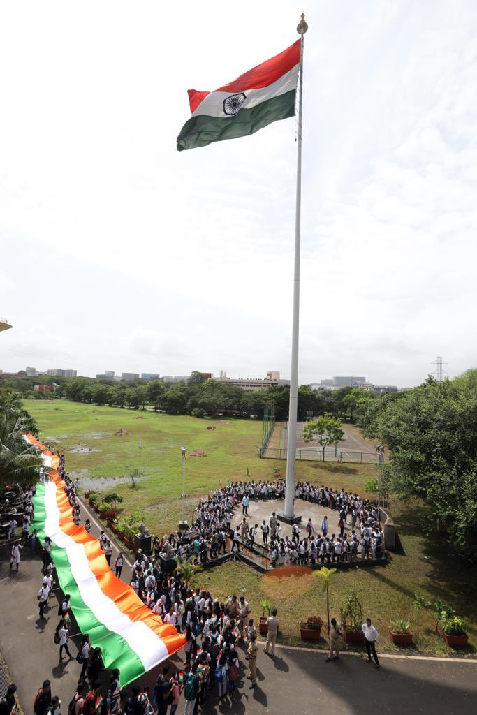 Uni_Mumbai's tweet photo. स्वातंत्र्याच्या अमृत महोत्सवानिमित्त मुंबई विद्यापीठाच्या विद्यानगरी परिसरात आज सकाळी ११ वाजता भव्य तिरंगा पदयात्रा काढण्यात आली. 
३२० फूट लांब आणि ९ फूट रुंद आकाराच्या भव्य तिरंग्याने सर्वांचे लक्ष आकर्षित केले. #AmritMahotsav  #स्वातंत्र्याचाअमृतमहोत्सव #HarGharTiranga https://t.co/Xa9l6GbmK7