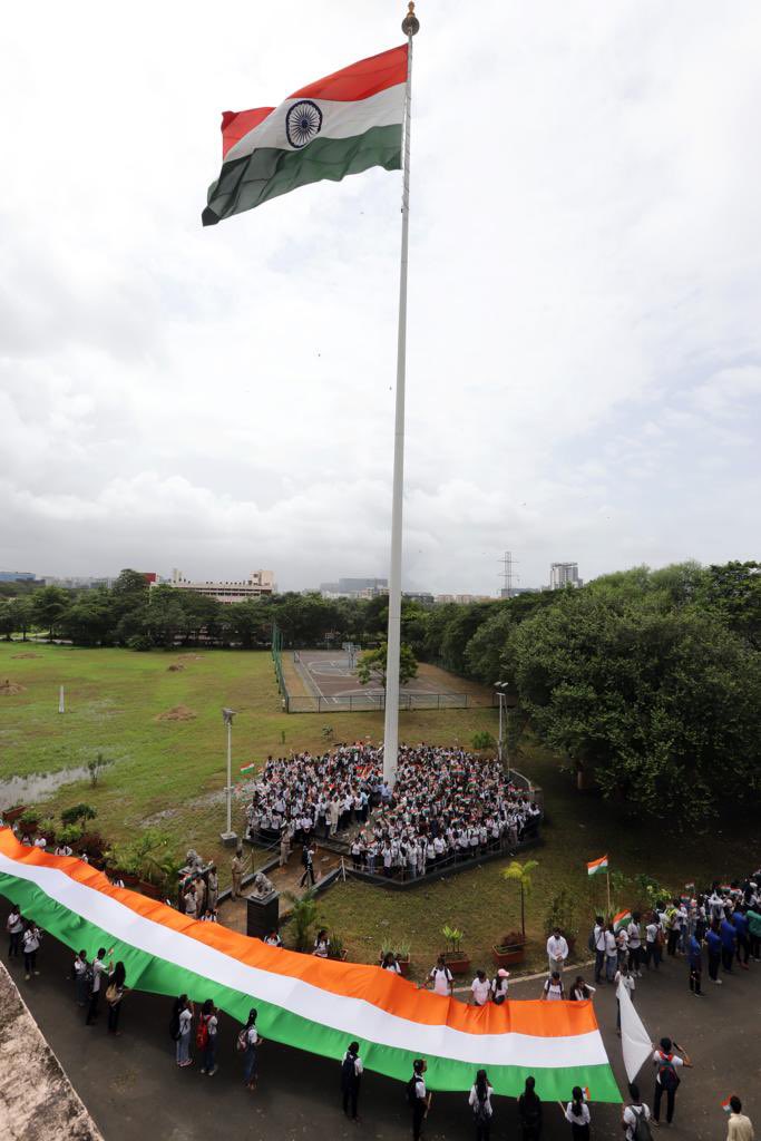 Uni_Mumbai's tweet photo. स्वातंत्र्याच्या अमृत महोत्सवानिमित्त मुंबई विद्यापीठाच्या विद्यानगरी परिसरात आज सकाळी ११ वाजता भव्य तिरंगा पदयात्रा काढण्यात आली. 
३२० फूट लांब आणि ९ फूट रुंद आकाराच्या भव्य तिरंग्याने सर्वांचे लक्ष आकर्षित केले. #AmritMahotsav  #स्वातंत्र्याचाअमृतमहोत्सव #HarGharTiranga https://t.co/Xa9l6GbmK7