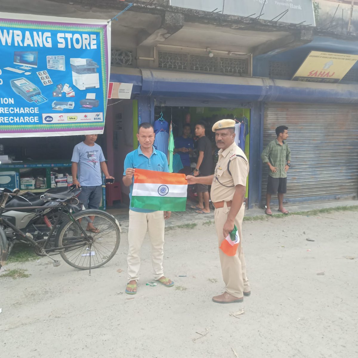 KokrajharPolice's tweet photo. Celebrating #AzadiKaAmritMahotsav with local guy by OC #Dotma PS.
#HarGharTiranga
#HarGharTirangaAssam
@PMOIndia @HMOIndia @MinOfCultureGoI
@CMOfficeAssam @himantabiswa @DGPAssamPolice
@assampolice https://t.co/LBBf7yFnwZ
