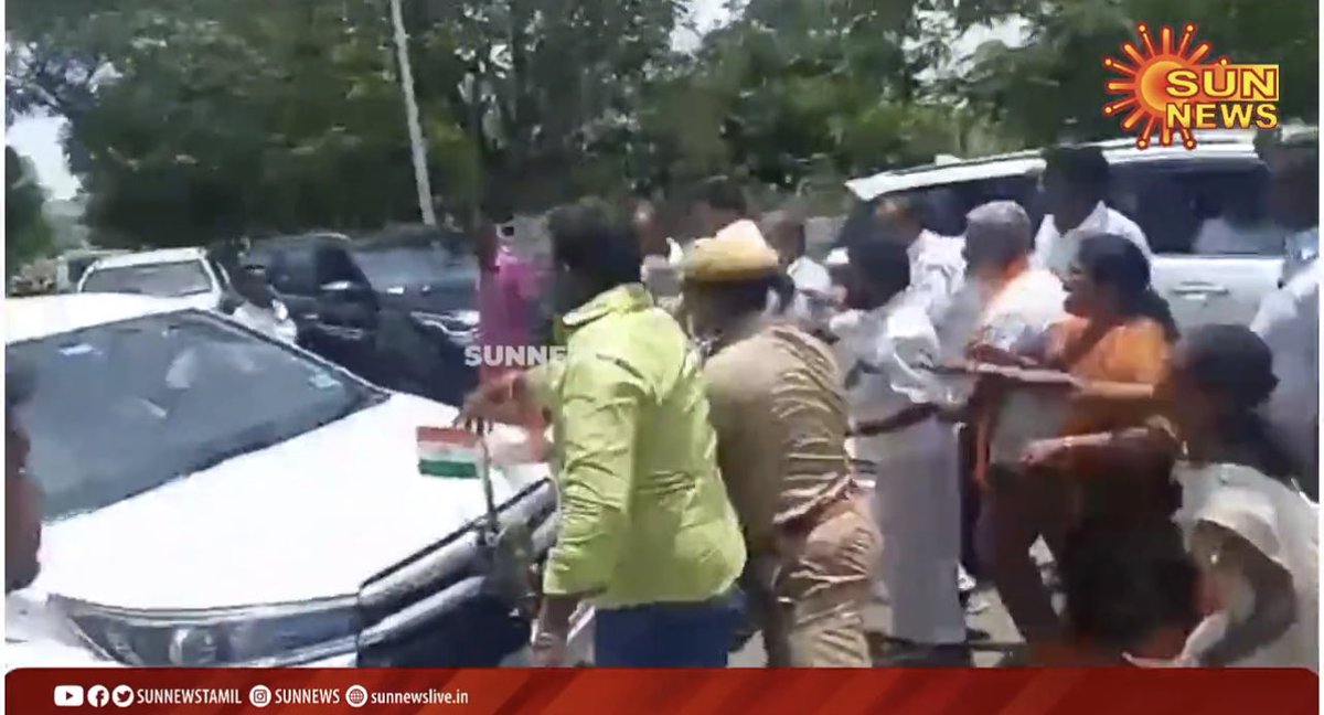 தேசியக்கொடி மீது செருப்பு வீசிய சங்கி கரப்பான்களில் 5 சிக்கியிருகின்றன. பூச்சிக்கொல்லி அடிக்கபட்டுவருகிறது என்று தகவல்கள் வருகின்றன. மீதம் உள்ளவைகளும் விரைவில் சட்டப்படி ஜெயில் கம்பிகளுக்கிடையில் நசுக்கப்படும் என்று நம்புவோம் 🙏🏾
#BJPInsultsNationalFlag