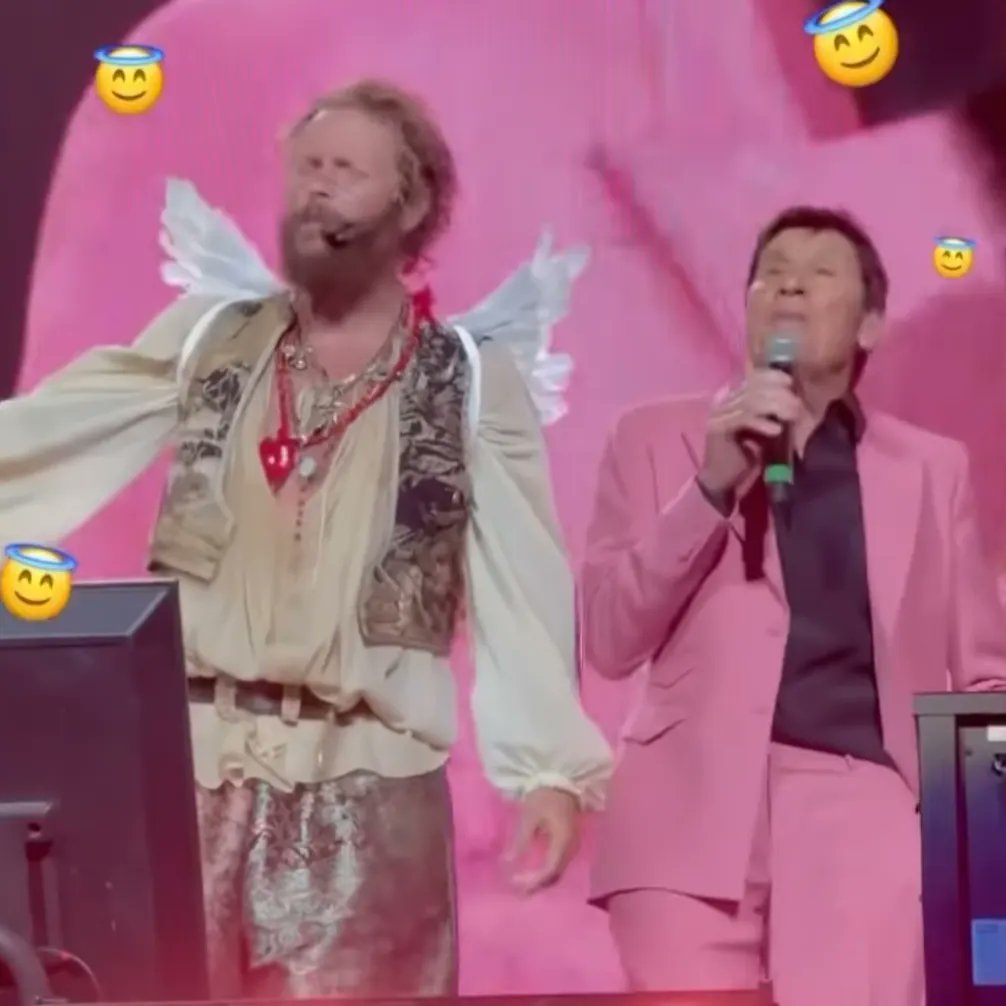 Ciao <a href="/lorenzojova/">Lorenzo Jovanotti</a> &amp; <a href="/morandi_g/">Gianni Morandi</a> come stanno le mie ali? 
Anche se ormai sono di Jova, anzi di tutte le 30.000 persone che c'erano ieri. 
#jovabeachparty2022 #ali 💣👼
È vero, l'amore può rendere speciale ogni cosa 🤍
Ps: con <a href="/1H4EU/">One Hour for Europe</a> ci occupiamo di sostenibilità, vuoi un video?