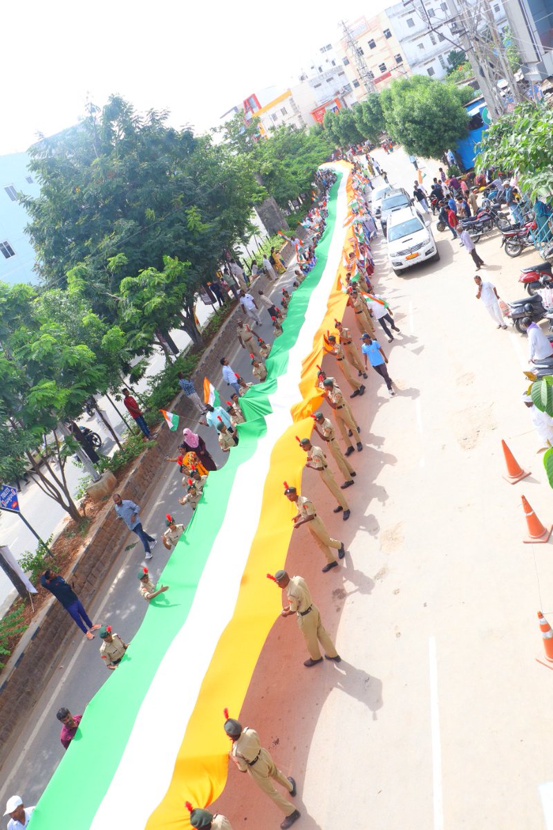 siddipetcp's tweet photo. On the Eve of #SwathanthraBharathaVajrothsavalu Conducted freedom rally from #siddipet Ambedkar statue to Govt Degree collage ground, 500+ police have participated in the event making it a grand success and dedicating themselves in #ServiceOfNation.
#SiddipetCommissioneratePolice https://t.co/rFWKE35zzi