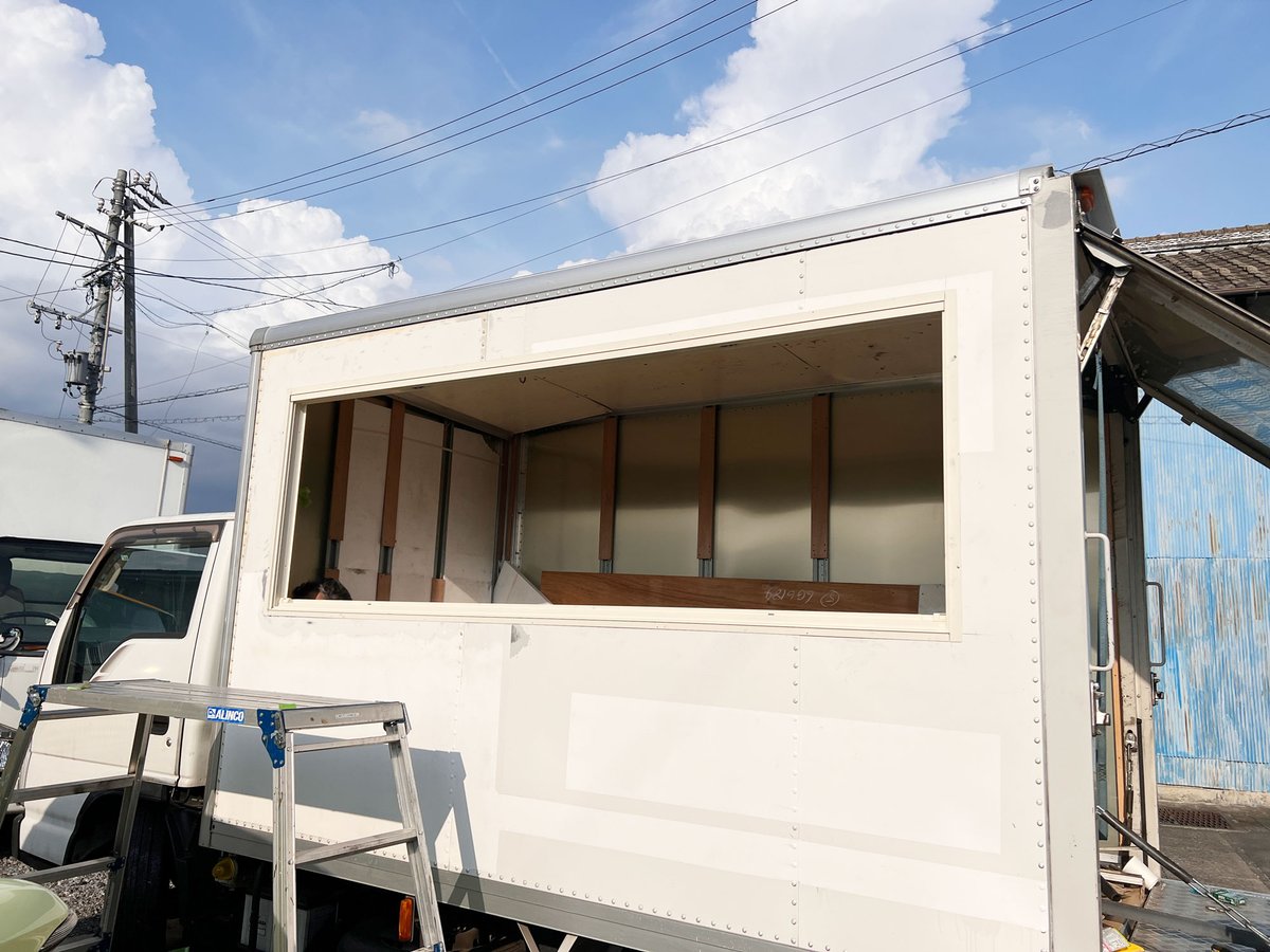 piccorosso_JP's tweet photo. 【フードトラック製作】その1

【窓(サッシ)をつける】写真が送られてきました！白い、古ーい、いすゞ"エルフ"(うしろのきれいな黄色いのは違いますw)。このあとは難関の特注ドア製作。

#ピッコロッソ
#piccorosso
#おうちピザ
#ピザ
#冷凍ピザ
#キッチンカー
#お取り寄せグルメ
#神戸ピザ
#pizza https://t.co/hiqqSctPN9