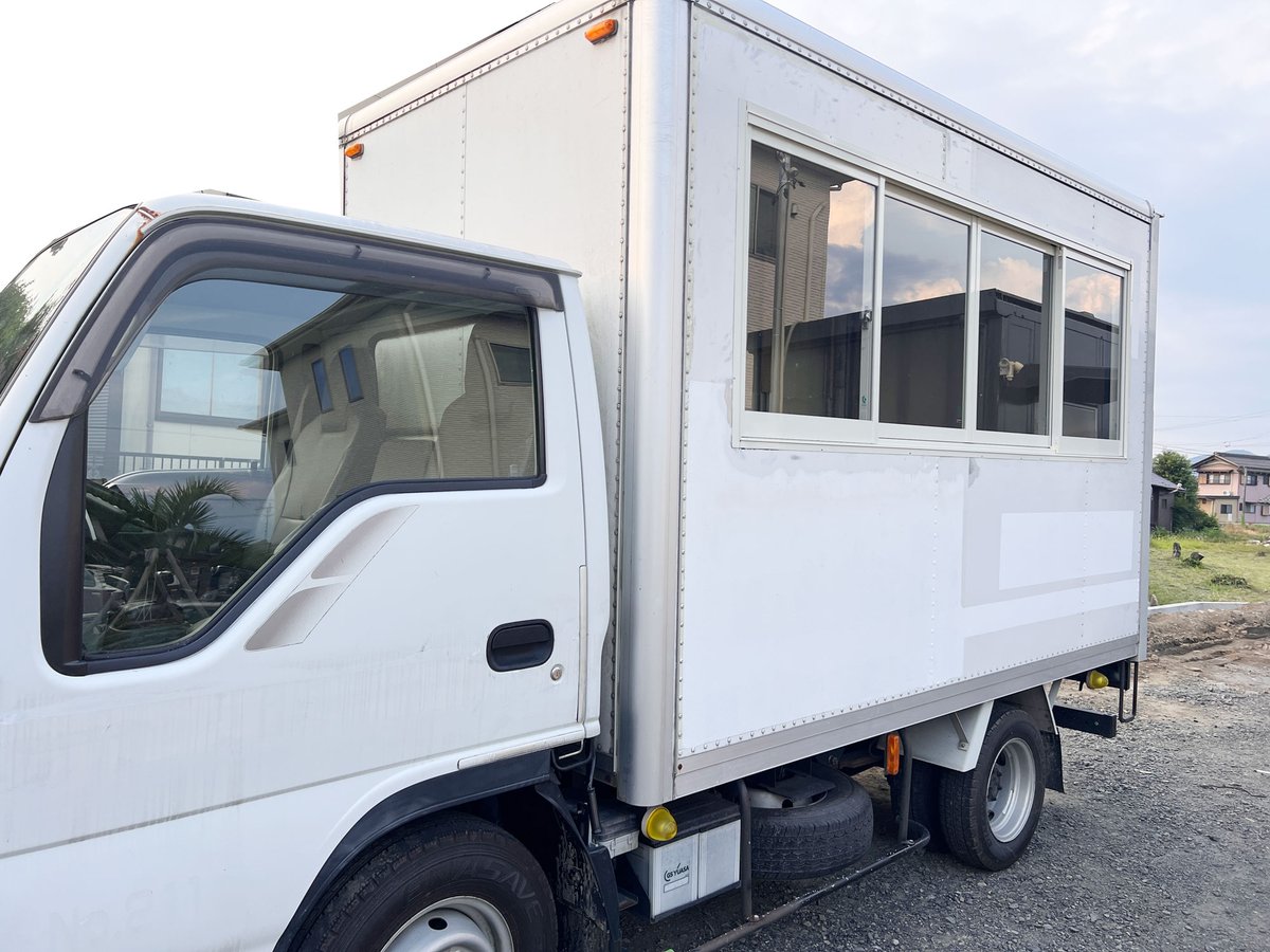 piccorosso_JP's tweet photo. 【フードトラック製作】その1

【窓(サッシ)をつける】写真が送られてきました！白い、古ーい、いすゞ"エルフ"(うしろのきれいな黄色いのは違いますw)。このあとは難関の特注ドア製作。

#ピッコロッソ
#piccorosso
#おうちピザ
#ピザ
#冷凍ピザ
#キッチンカー
#お取り寄せグルメ
#神戸ピザ
#pizza https://t.co/hiqqSctPN9