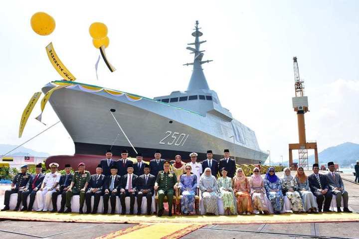 YbSadik's tweet photo. 5 tahun lepas declare kapal siap. Siap adakan official launching lagi. Gambar ramai2 depan kapal siap. Sekarang kapal separuh siap takut tahun depan tinggal besi buruk. Progress Construction sepatutnya bertambah tapi ini menurun. PELIK. https://t.co/ywM4QUjKPl