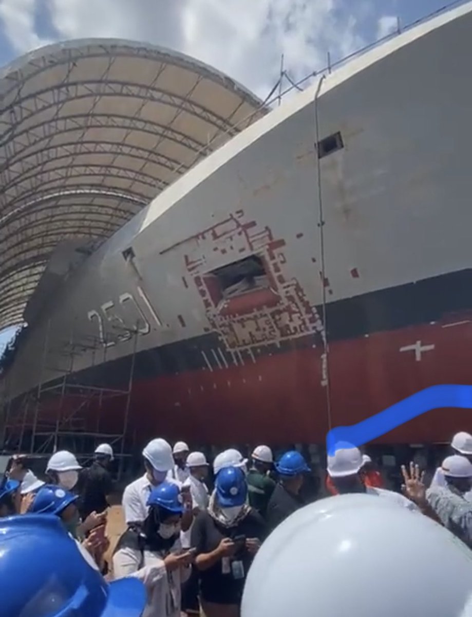 YbSadik's tweet photo. 5 tahun lepas declare kapal siap. Siap adakan official launching lagi. Gambar ramai2 depan kapal siap. Sekarang kapal separuh siap takut tahun depan tinggal besi buruk. Progress Construction sepatutnya bertambah tapi ini menurun. PELIK. https://t.co/ywM4QUjKPl