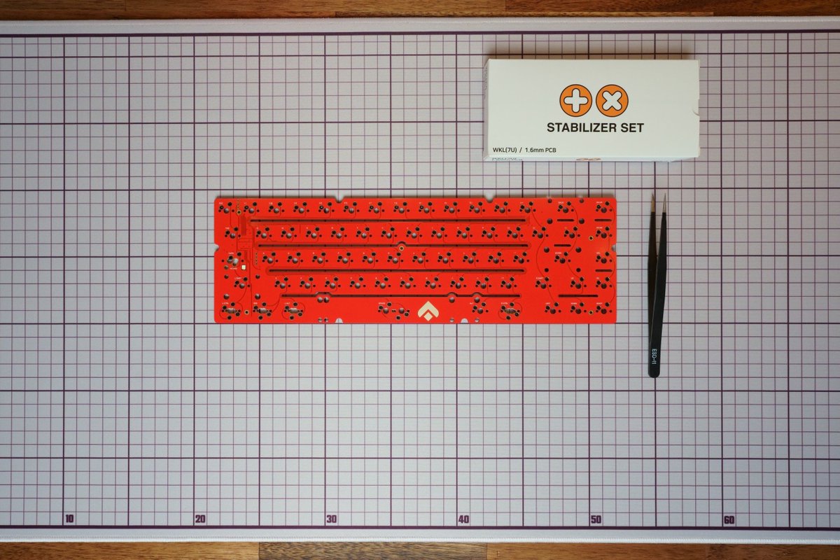 plusm_2021's tweet photo. 【新製品情報】

カッターマットをモチーフに制作したデスクマットです。

製作者@NagayaCW 

細かいグリッドですが滲みもなく非常にクオリティの高い仕上がりになっております。

まもなく販売予定ですので是非チェックして下さい🤩

#自作キーボード
#カスタムキーボード
#デスクマット https://t.co/tg8AHcymfX