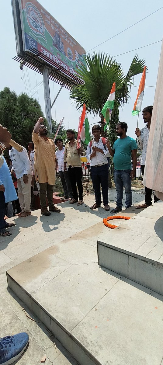 MayukhDuke's tweet photo. The courage of the 7 martyrs of Patna has faded from public memory.They were shot by the British Police while hoisting the tricolour flag on the state assembly. Today SFI Remembers the unsung heroes &amp; announced to start the Eastern jatha from the place of their martyrdom in Patna https://t.co/vW6mIBYbWL