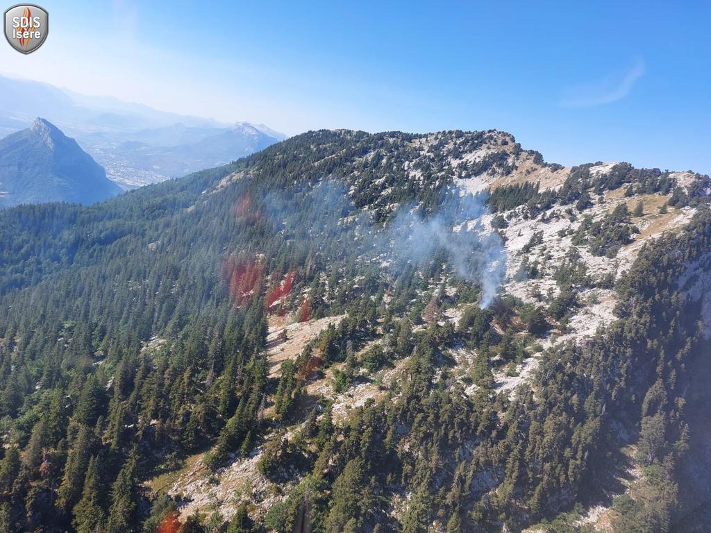 sdis38's tweet image. 🔶 Il y a actuellement un dégagement de fumée sur la commune de Proveysieux à 200m à l'Est du chalet des Bannettes sous la crête du rocher de Chalves sur le versant Est côté du col de la Charmette, GPS 45.300622 5.700428. Le @sdis38 est avisé et assure une surveillance régulière.