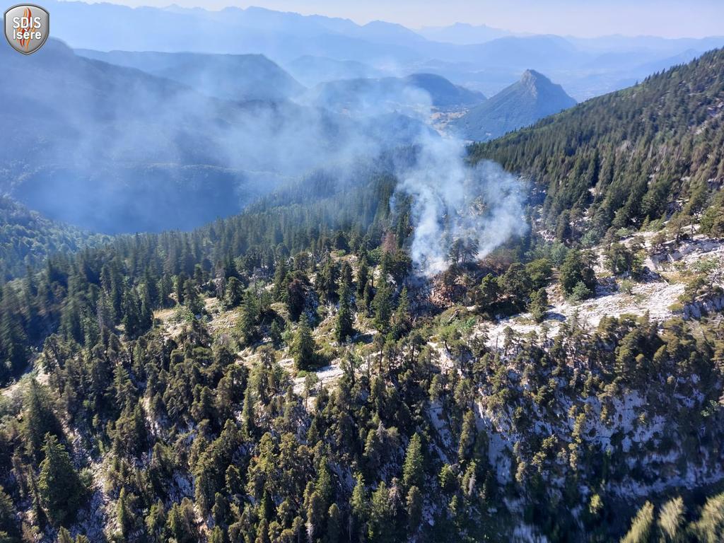 sdis38's tweet image. 🔶 Il y a actuellement un dégagement de fumée sur la commune de Proveysieux à 200m à l'Est du chalet des Bannettes sous la crête du rocher de Chalves sur le versant Est côté du col de la Charmette, GPS 45.300622 5.700428. Le @sdis38 est avisé et assure une surveillance régulière.