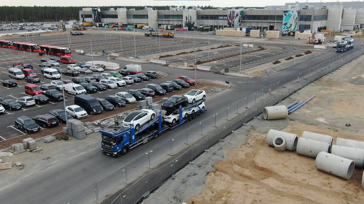 tobilindh's tweet photo. Today at #GigaBerlin

A lot of Model Ys are being loaded onto trucks. Many of them are white Long Range versions.

More later on https://t.co/f7mNxoR6Mr https://t.co/37YhUvKyRU