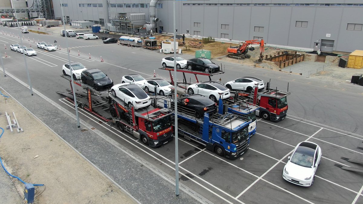 tobilindh's tweet photo. Today at #GigaBerlin

A lot of Model Ys are being loaded onto trucks. Many of them are white Long Range versions.

More later on https://t.co/f7mNxoR6Mr https://t.co/37YhUvKyRU