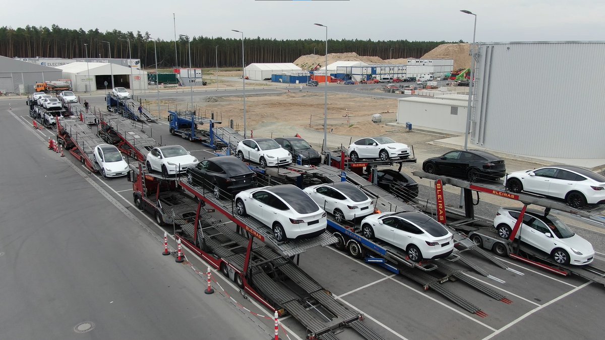 tobilindh's tweet photo. Today at #GigaBerlin

A lot of Model Ys are being loaded onto trucks. Many of them are white Long Range versions.

More later on https://t.co/f7mNxoR6Mr https://t.co/37YhUvKyRU