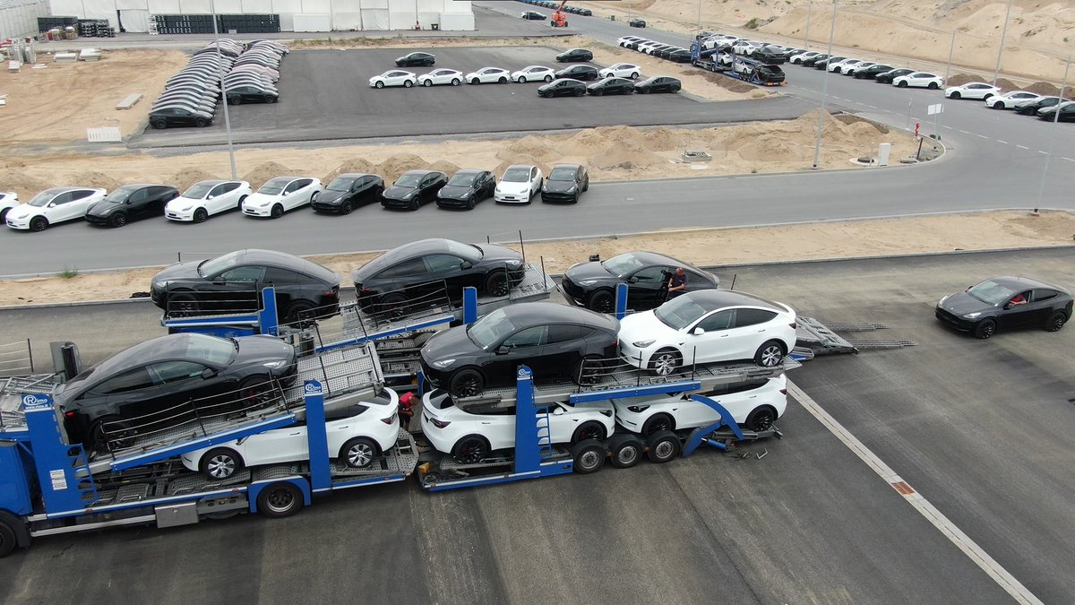 tobilindh's tweet photo. Today at #GigaBerlin

A lot of Model Ys are being loaded onto trucks. Many of them are white Long Range versions.

More later on https://t.co/f7mNxoR6Mr https://t.co/37YhUvKyRU