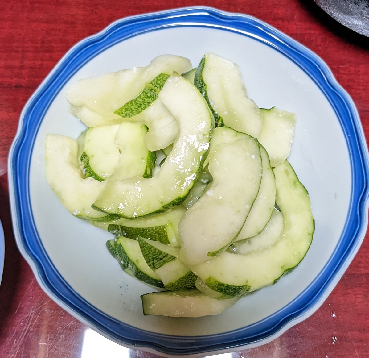 za_ri's tweet photo. はぐら瓜を塩糀で浅漬けにしてみました。瓜は2個で 1kg 超えでした。 https://t.co/Ac2PSPZ9eD