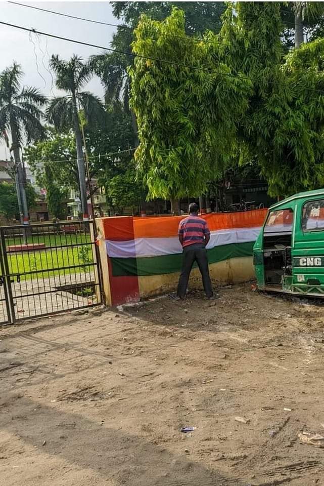 DmsumitKumar's tweet photo. जब तिरंगे का सम्मान नहीं कर सकते तो हर जगह तिरंगा लगाने की ज़रूरत ही क्या है। https://t.co/YkuEsxxweU
