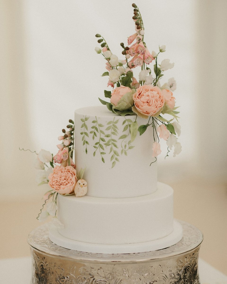 Featuring handcrafted sugar flowers, delicate lacework and all manner of creative flourishes, @porshamcakes head-turning bakes are a delicious way to make a statement. 

Based in Plymouth, Tanya Luke takes a wholly bespoke approach to each cake: whether you’re seeking tiers of