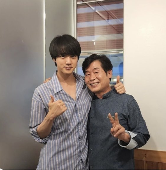 RJAMY1012's tweet photo. vlog全然違ったー😂
こちらの方でした！

#BTSJIN #vlog  #イヨンボクシェフ https://t.co/hr1qko4E3D