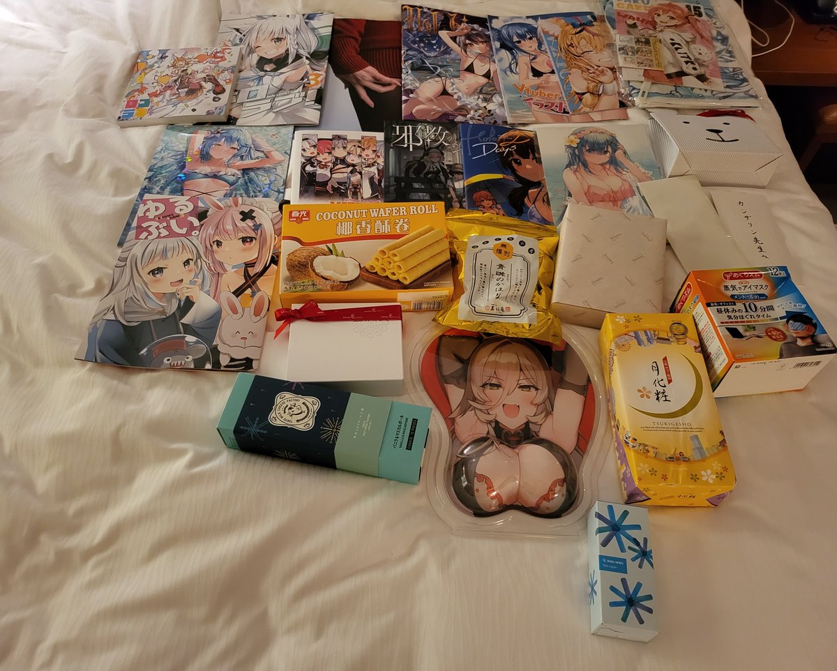 今日来てくださった方々 たくさんのプレゼントありがとうございました!! 
食べ物や飲み物、お手紙まですごく感動です… 😭😭
ニュイちゃんのおっぺぇパッドはさすがに草だったけど大事にします💙💙💙💙💙💙💙
また冬に会いましょう! 無いのはもう食べたやつです!会場でいっぱい飲みました! 