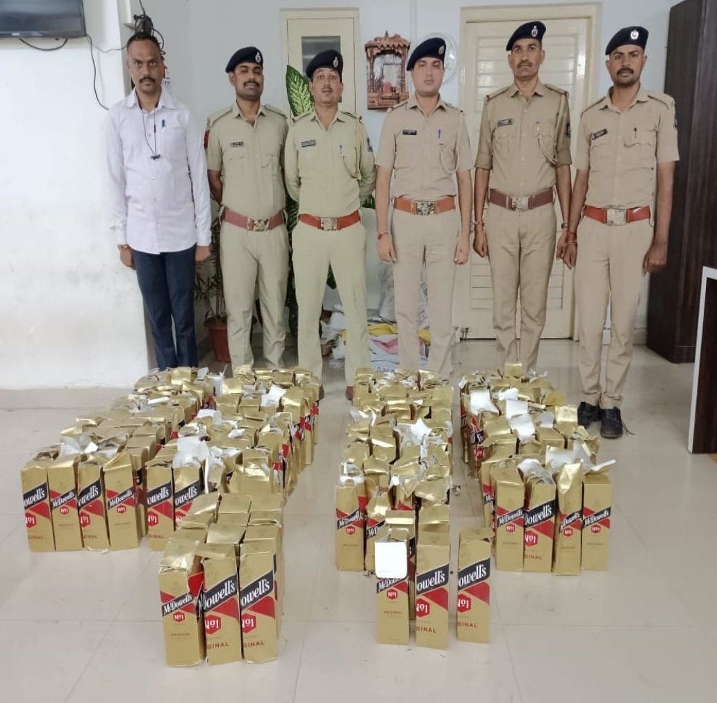 Amreli_Police's tweet photo. પીપાવાવ મરીન પોલીસ ટીમ દ્વારા આરોપી ગોપાલભાઈ ભરતભાઇ શિયાળના રહેણાંક મકાન તથા વાડીમાંથી ભારતીય બનાવટના વિદેશી દારૂની બોટલો નંગ-૨૦૯ કિં.રૂ.-૭૮,૩૭૫/-નો મુદામાલ પકડી પાડવામાં આવ્યો. https://t.co/WhXv0GZGIH