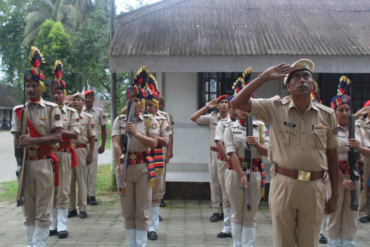Jorhat_Police's tweet photo. Saluting the Tiranga  #AzadiKaAmritMahotsav
#HarGharTiranga
#HarGharTirangaAssam

@PMOIndia
@HMOIndia
@MinOfCultureGoI
@CMOfficeAssam
@himantabiswa
@DGPAssamPolice
@assampolice https://t.co/wRYKsF0j69