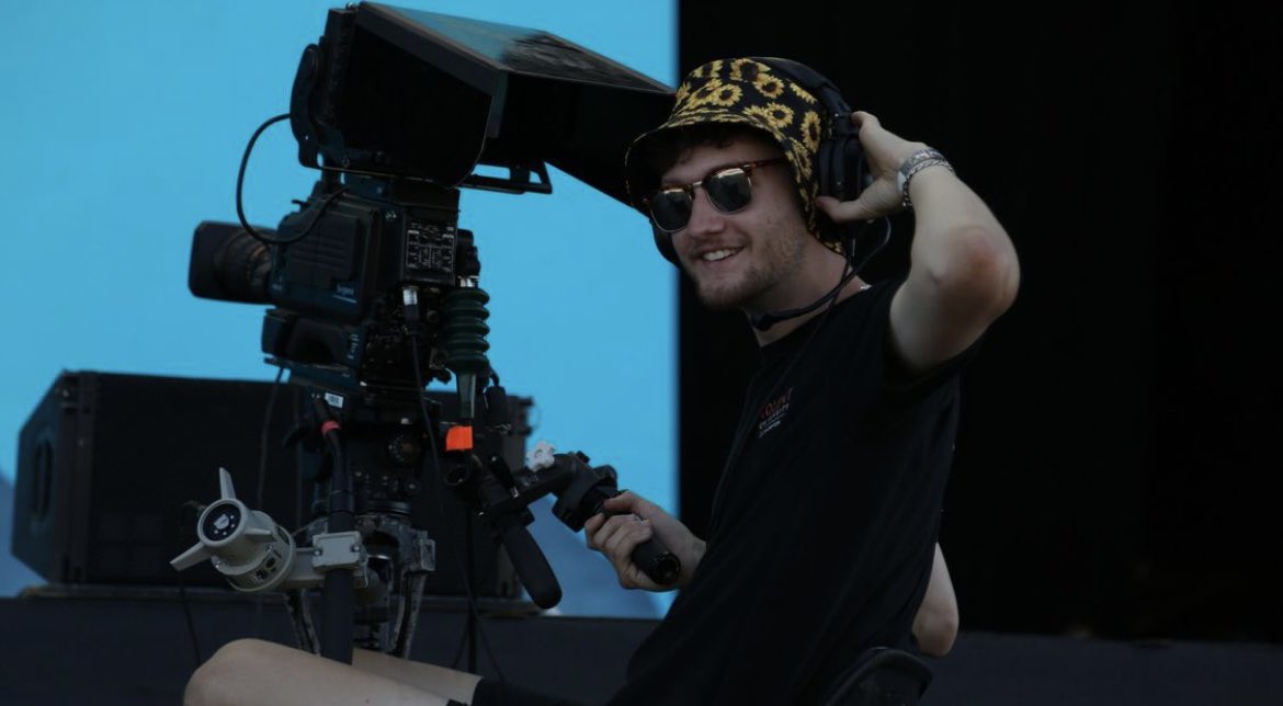 Solent_Prods's tweet image. Our OB camera ops and documentary crew enjoying capturing unique shots of the main stage and arena🎪📹 @boardmasters @SolentUni #outsidebroadcast #documentary #production #film #camera #festival #boardmasters