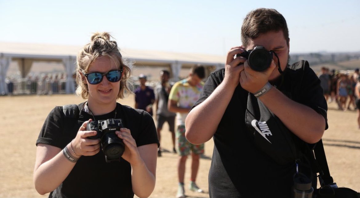Solent_Prods's tweet image. Our OB camera ops and documentary crew enjoying capturing unique shots of the main stage and arena🎪📹 @boardmasters @SolentUni #outsidebroadcast #documentary #production #film #camera #festival #boardmasters