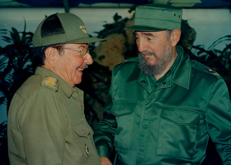 MMarreroCruz's tweet photo. #Raúl: "#Fidel se marchó invicto, pero su espíritu de lucha permanecerá en la conciencia de todos los revolucionarios cubanos de hoy, de mañana y de siempre (...)".
#FidelVive https://t.co/MNpEXI1Fq1