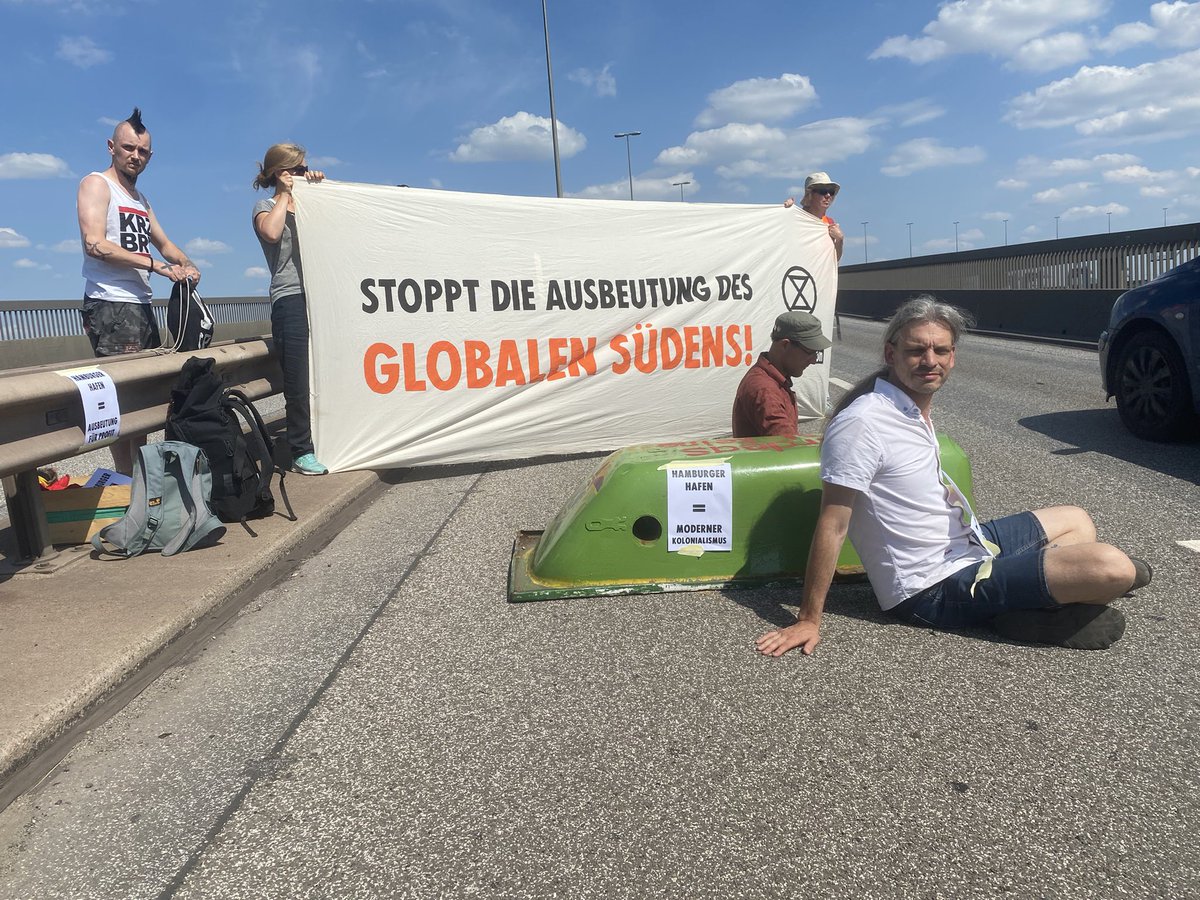 1/ Erste Wanne auf der #Köhlbrandbrücke. #Hh1308 #ExtinctionRebellion