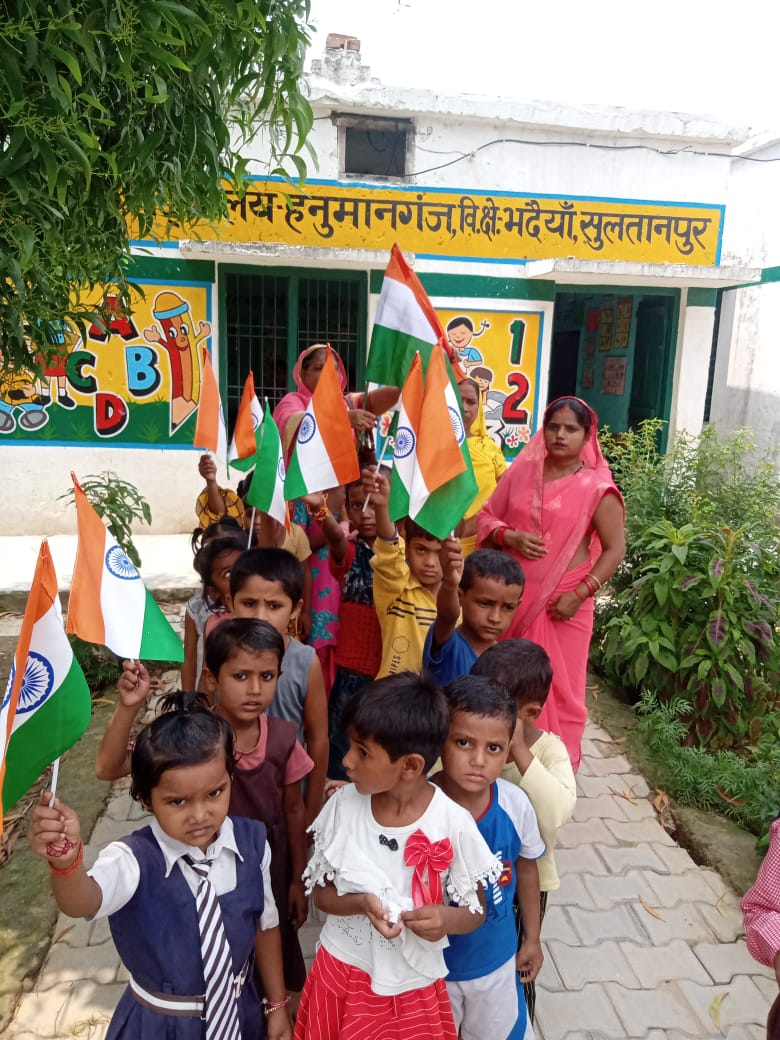 CdoSultanpur's tweet photo. हर घर तिरंगा अभियान के तहत जनपद के विभिन्न आंगनवाड़ी केंद्रो पर आंगनवाड़ी कार्यकत्रियों द्वारा राष्ट्रीय गीत एवं सांस्कृतिक गायन का आयोजन किया गया। @CMOfficeUP @UPGovt @UpRuralDev @SultanpurDm https://t.co/rTPpUxEEJ3