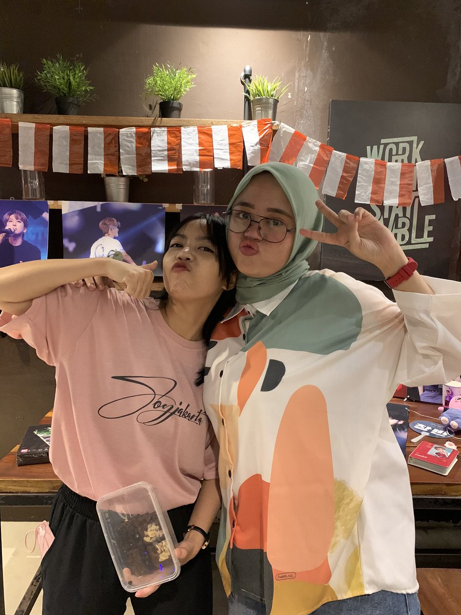 riminsung's tweet photo. Makasih bingahayu akhirnya ketemu @pppanteqqq cintaqoeee wowwoowwoo❤️ kapan2 gue peserta aja ya biar ngobrolnya lama kita😭🌻 makasih amunisinya alput gue bahkan gabawa apa2😭😭 https://t.co/Oc0jhlBWNN