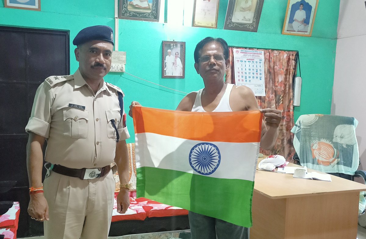 27thapbn's tweet photo. Distributed Tricolour to Sri Pradip Kr. Malakar, Retd. Vice principal, VPHSS School, Kopati.
#AzadiKaAmritMahotsav
#HarGharTiranga
#HarGharTirangaAssam

@PMOIndia
@HMOIndia
@MinOfCultureGoI
@CMOfficeAssam
@himantabiswa
@DGPAssamPolice
@assampolice https://t.co/jpdr0chmaj