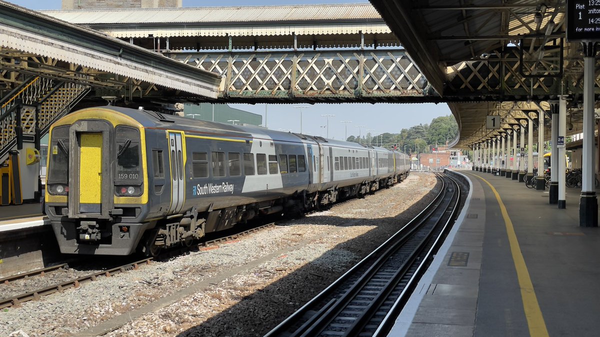 BenBroomfield_'s tweet image. Bathing in the #sun ☀️

With @SW_Help being one of the only operators running today, I haven’t had to lift my bat much! 

Here’s #class159 classmates 010 &amp;amp; 009 (nice pairs), waiting to take 1L48 forward from us. 

#DispatchersOfTwitter #rail #railway #train #trains #swr