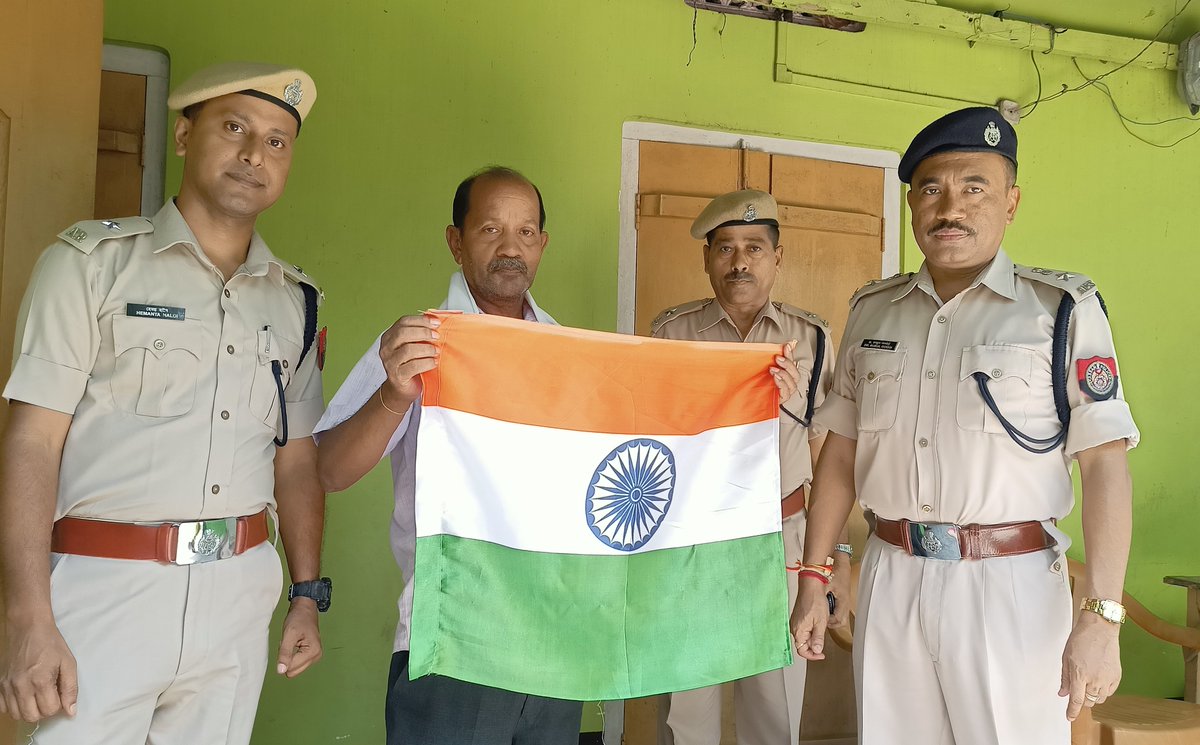 27thapbn's tweet photo. Distributed Tricolour to Sri Sagen Ch. Dey, Retd. Teacher, Khajuabeel.
#AzadiKaAmritMahotsav
#HarGharTiranga
#HarGharTirangaAssam

@PMOIndia
@HMOIndia
@MinOfCultureGoI
@CMOfficeAssam
@himantabiswa
@DGPAssamPolice
@assampolice https://t.co/vOUV557DcG