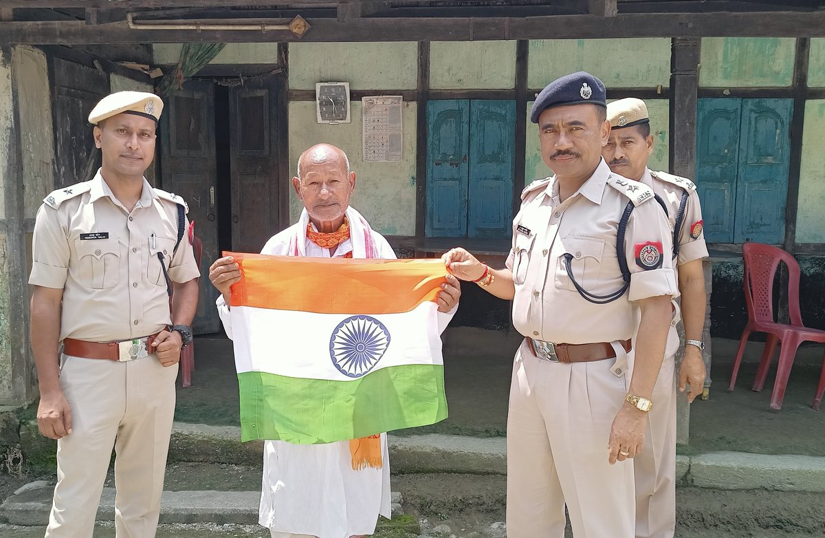 27thapbn's tweet photo. Distributed Tricolour to Sri Jujuram Basumatary, Village Headman, Khajuabeel.
#AzadiKaAmritMahotsav
#HarGharTiranga
#HarGharTirangaAssam

@PMOIndia
@HMOIndia
@MinOfCultureGoI
@CMOfficeAssam
@himantabiswa
@DGPAssamPolice
@assampolice https://t.co/JC0wqkMxaO