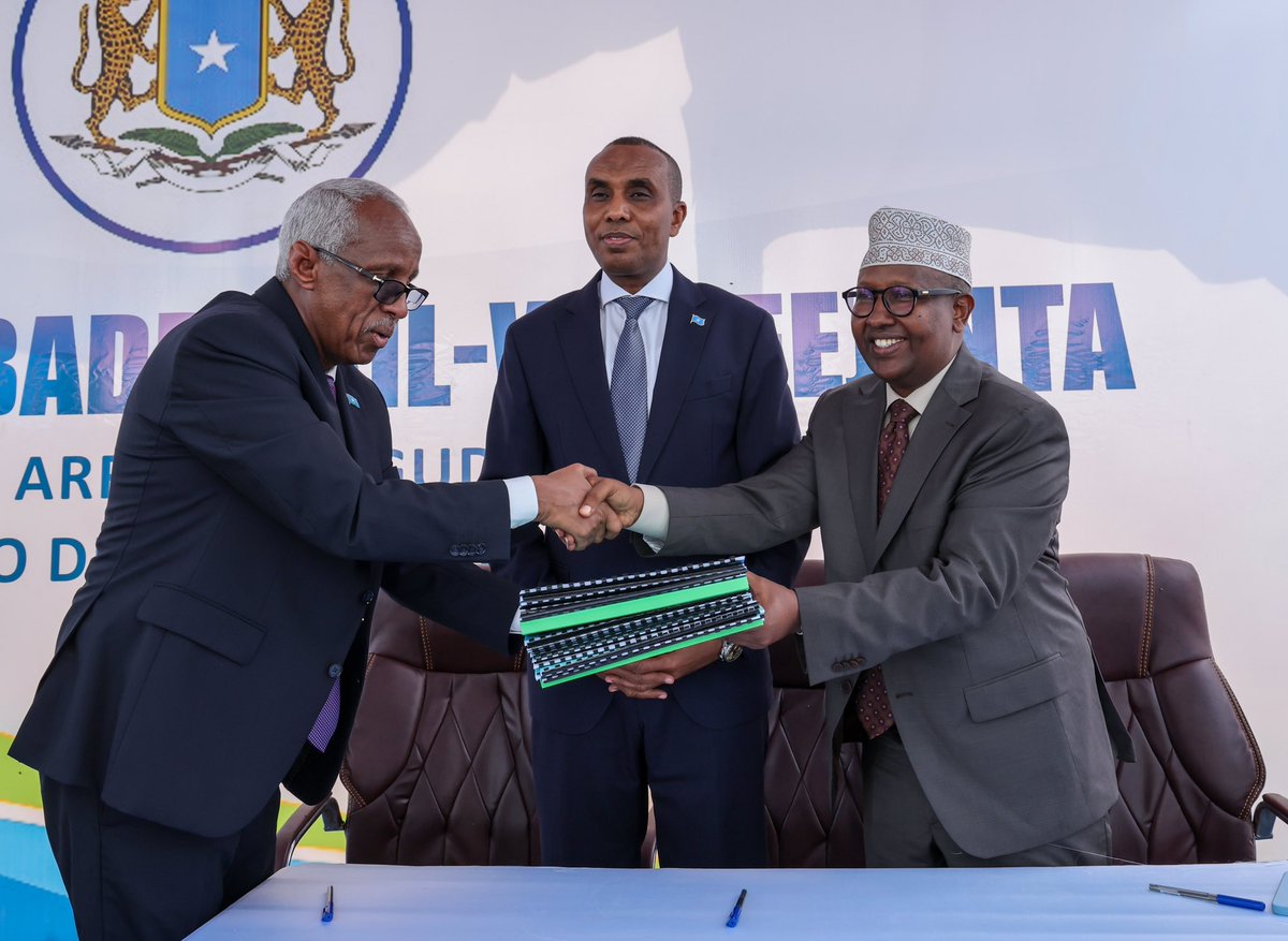 SomaliPM's tweet photo. Ra'iisul Wasaaraha Xukuumadda Federaalka Mudane @HamzaAbdiBarre, ayaa xilka u kala wareejiyey Wasiirka cusub ee Arrimaha Gudaha, Federaalka iyo Dib-u-heshiisiinta Mudane Axmed Macalin Fiqi iyo Wasiirkii hore Jeneraal Mukhtaar Xuseen Afrax munaasabad ka dhacday xarunta wasaaradda. https://t.co/sTygvpNG1l