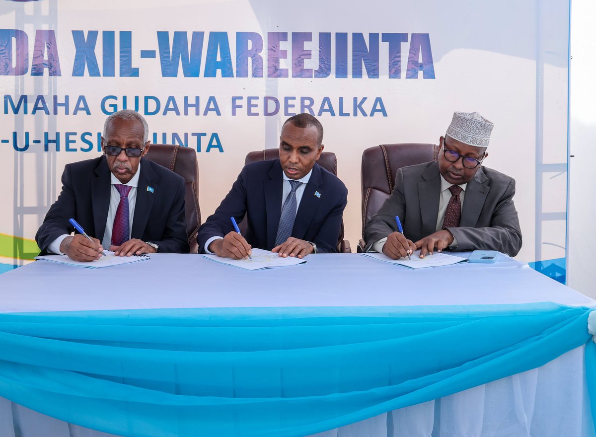 SomaliPM's tweet photo. Ra'iisul Wasaaraha Xukuumadda Federaalka Mudane @HamzaAbdiBarre, ayaa xilka u kala wareejiyey Wasiirka cusub ee Arrimaha Gudaha, Federaalka iyo Dib-u-heshiisiinta Mudane Axmed Macalin Fiqi iyo Wasiirkii hore Jeneraal Mukhtaar Xuseen Afrax munaasabad ka dhacday xarunta wasaaradda. https://t.co/sTygvpNG1l