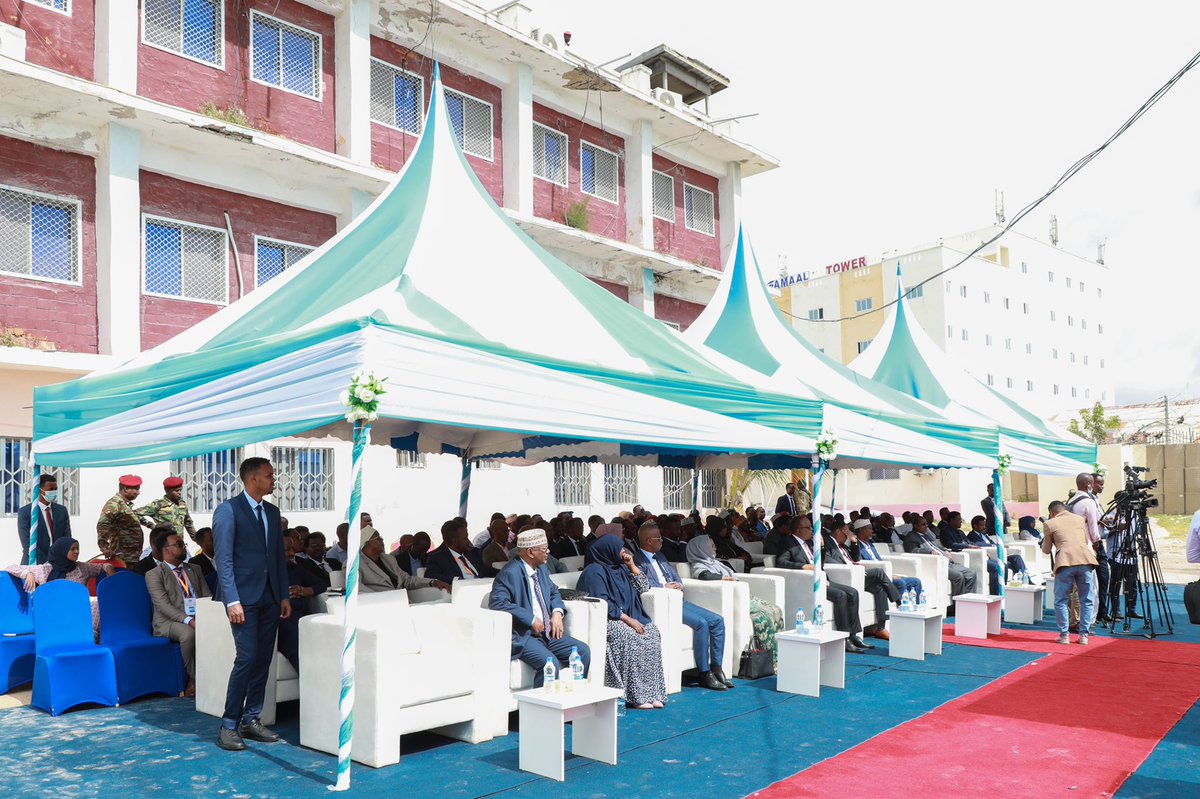 SomaliPM's tweet photo. Ra'iisul Wasaaraha Xukuumadda Federaalka Mudane @HamzaAbdiBarre, ayaa xilka u kala wareejiyey Wasiirka cusub ee Arrimaha Gudaha, Federaalka iyo Dib-u-heshiisiinta Mudane Axmed Macalin Fiqi iyo Wasiirkii hore Jeneraal Mukhtaar Xuseen Afrax munaasabad ka dhacday xarunta wasaaradda. https://t.co/sTygvpNG1l