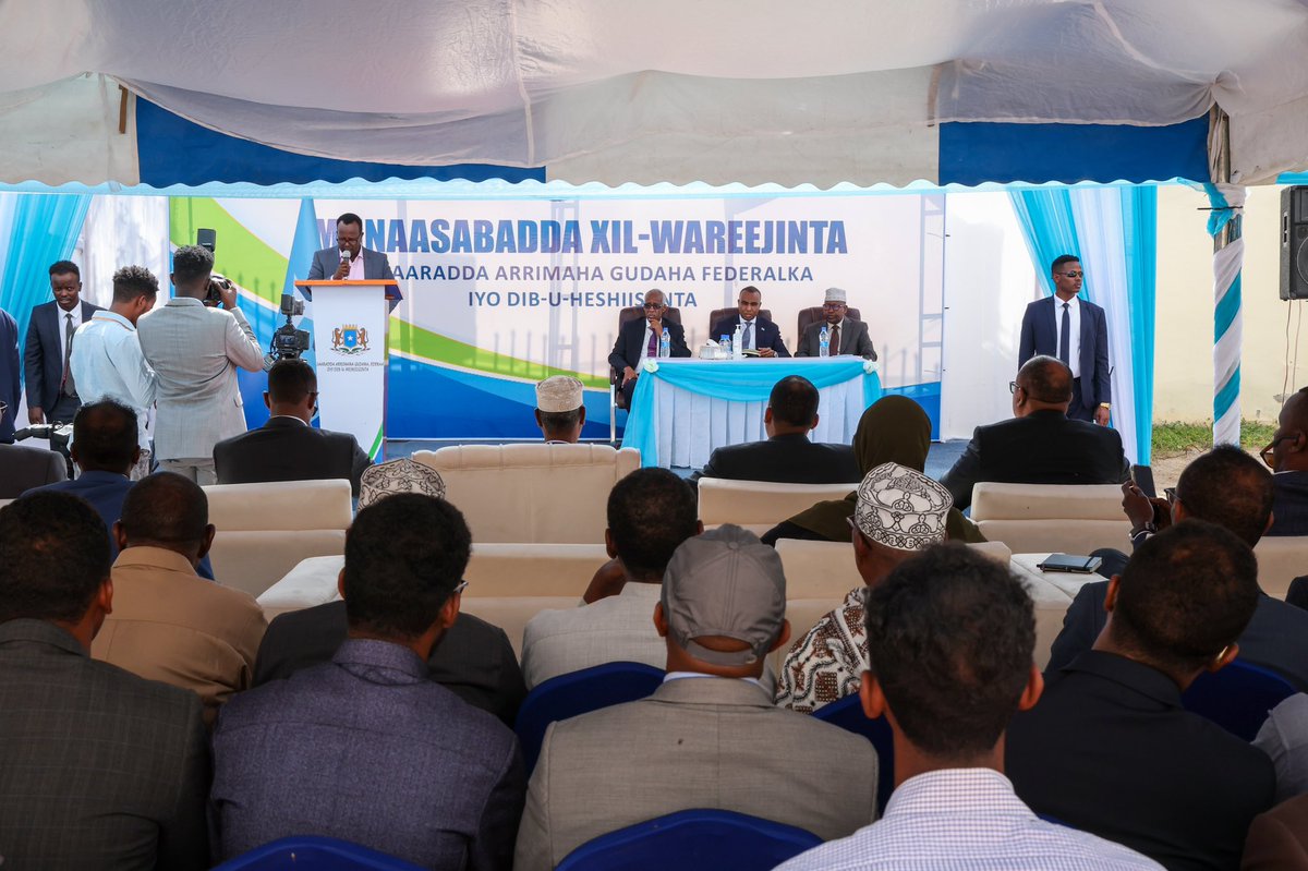 SomaliPM's tweet photo. Ra'iisul Wasaaraha Xukuumadda Federaalka Mudane @HamzaAbdiBarre, ayaa xilka u kala wareejiyey Wasiirka cusub ee Arrimaha Gudaha, Federaalka iyo Dib-u-heshiisiinta Mudane Axmed Macalin Fiqi iyo Wasiirkii hore Jeneraal Mukhtaar Xuseen Afrax munaasabad ka dhacday xarunta wasaaradda. https://t.co/sTygvpNG1l