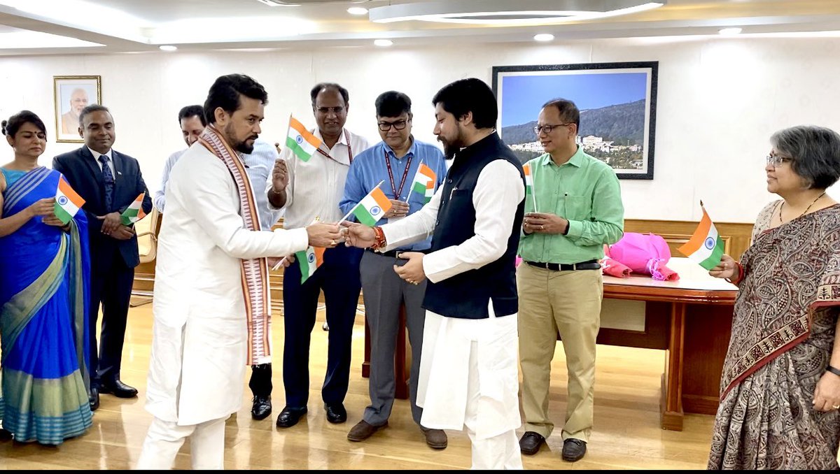 Anurag_Office's tweet photo. श्री @ianuragthakur ने खेल राज्यमंत्री श्री @NisithPramanik जी व सूचना प्रसारण एवं युवा कार्यक्रम व खेल मंत्रालय के अधिकारियों व सहयोगियों को तिरंगा भेंट कर अपने अपने घरों पर तिरंगा लगा कर #HARGHARTIRANGA अभियान में अपनी भागीदारी सुनिश्चित करने की अपील की। https://t.co/H5pcHDtX3c