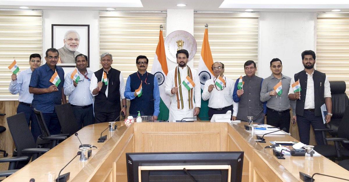 Anurag_Office's tweet photo. श्री @ianuragthakur ने खेल राज्यमंत्री श्री @NisithPramanik जी व सूचना प्रसारण एवं युवा कार्यक्रम व खेल मंत्रालय के अधिकारियों व सहयोगियों को तिरंगा भेंट कर अपने अपने घरों पर तिरंगा लगा कर #HARGHARTIRANGA अभियान में अपनी भागीदारी सुनिश्चित करने की अपील की। https://t.co/H5pcHDtX3c