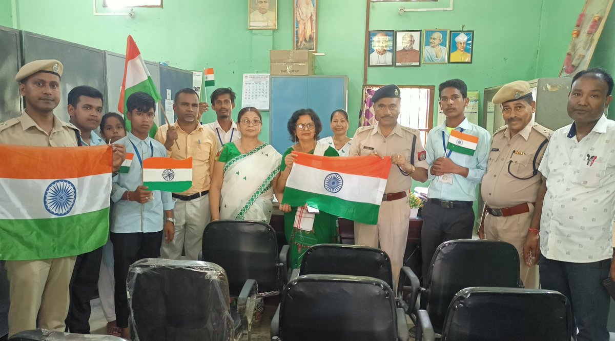 27thapbn's tweet photo. Interacted with Teachers &amp; Students of VPHSS School, Kopati and also distributed Tricolour to them.
#AzadiKaAmritMahotsav
#HarGharTiranga
#HarGharTirangaAssam

@PMOIndia
@HMOIndia
@MinOfCultureGoI
@CMOfficeAssam
@himantabiswa
@DGPAssamPolice
@assampolice https://t.co/eYBtOLiSDz